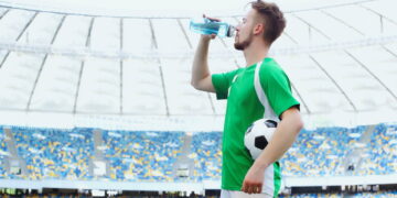 Saiba quantos litros de água um jogador de futebol deve tomar por dia?
