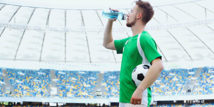 Saiba quantos litros de água um jogador de futebol deve tomar por dia?