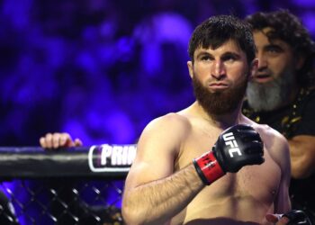 Alex Poatan nocauteou Ankalaev em 90 segundos