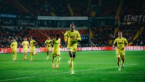 Anderson Talisca comemorando gol