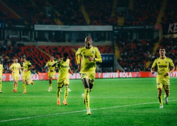 Anderson Talisca comemorando gol