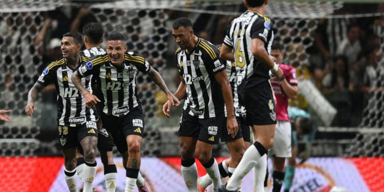 Jogadores do Atlético-MG comemorando gol contra o Independiente del Valle