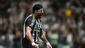 Hulk comemorando gol pelo Atlético-MG