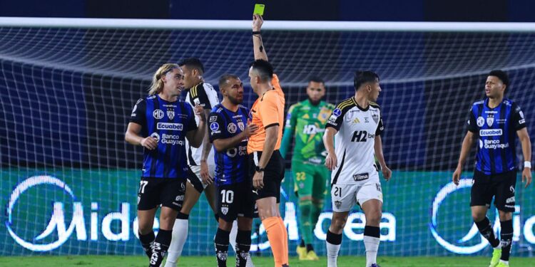 Atlético-MG saiu de campo revoltado com o árbitro