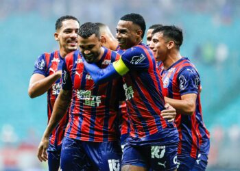 Jogadores do Bahia comemorando gol