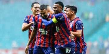 Jogadores do Bahia comemorando gol