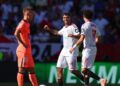 Jogadores do Sevilla comemoram gol sobre o Barcelona