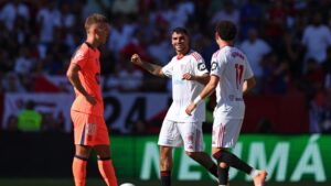 Jogadores do Sevilla comemoram gol sobre o Barcelona
