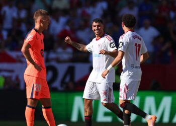 Jogadores do Sevilla comemoram gol sobre o Barcelona