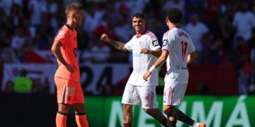 Jogadores do Sevilla comemoram gol sobre o Barcelona