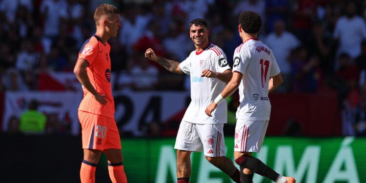 Jogadores do Sevilla comemoram gol sobre o Barcelona