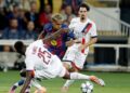 Jogadores de Barcelona e PSG disputando bola