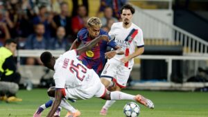Jogadores de Barcelona e PSG disputando bola