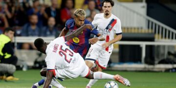 Jogadores de Barcelona e PSG disputando bola