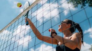 Saiba como começar no beach tennis e se divertir desde o primeiro jogo