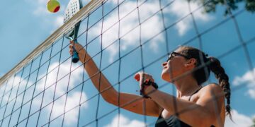 Saiba como começar no beach tennis e se divertir desde o primeiro jogo
