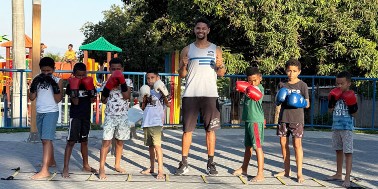Professor Matheus Ramos dos Santos lidera projeto de boxe em Itaguaí-RJ - Foto: Divulgação
