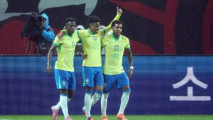 Estevão comemora o primeiro gol do Brasil em amistoso ao lado de Rodrygo e Vini Jr