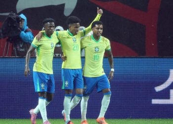 Estevão comemora o primeiro gol do Brasil em amistoso ao lado de Rodrygo e Vini Jr