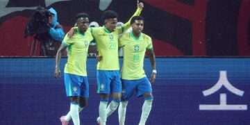 Estevão comemora o primeiro gol do Brasil em amistoso ao lado de Rodrygo e Vini Jr