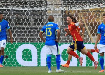 Momento do gol da Espanha contra o Brasil
