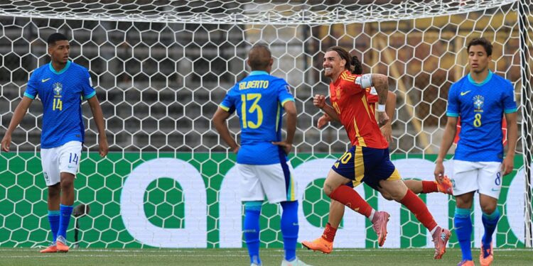 Momento do gol da Espanha contra o Brasil