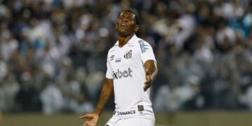 Bryan Angulo defendeu o Santos em 2022