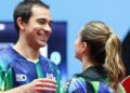 Hugo Calderano e Bruna Takahashi comemorando