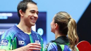 Hugo Calderano e Bruna Takahashi comemorando