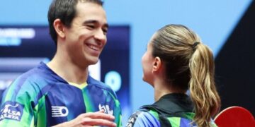 Hugo Calderano e Bruna Takahashi comemorando