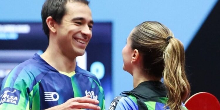 Hugo Calderano e Bruna Takahashi comemorando