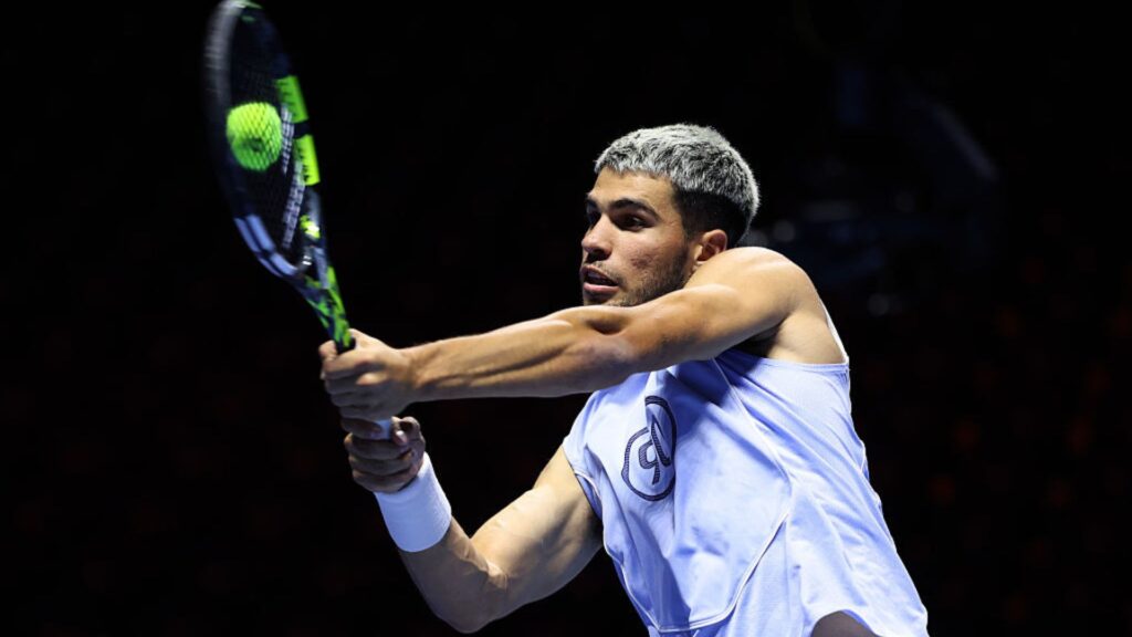 Carlos Alcaraz em ação no Six Kings Slam
