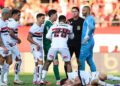 CBF: Jogadores do São Paulo reclamam com árbitro em jogo contra o Palmeiras