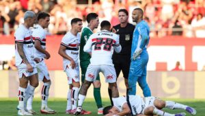 CBF: Jogadores do São Paulo reclamam com árbitro em jogo contra o Palmeiras