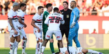 CBF: Jogadores do São Paulo reclamam com árbitro em jogo contra o Palmeiras