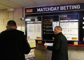 Apostas em esportes: Torcedores fazendo apostas na Premier League