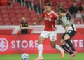 Jogadores de Internacional e Corinthians disputando bola