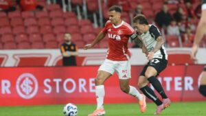Jogadores de Internacional e Corinthians disputando bola