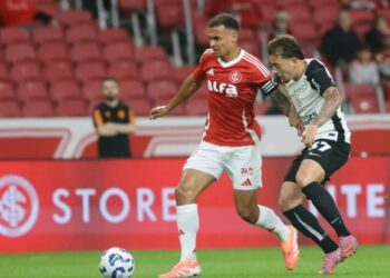 Jogadores de Internacional e Corinthians disputando bola