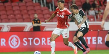 Jogadores de Internacional e Corinthians disputando bola