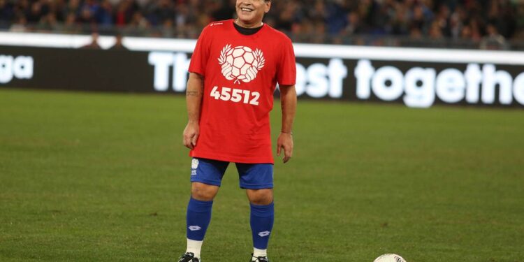 Diego Maradona em partida amistosa - Créditos: depositphotos.com / m.iacobucci.tiscali.it