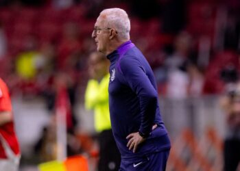 Dorival Jr, técnico do Corinthians, reclama da arbitragem novamente.