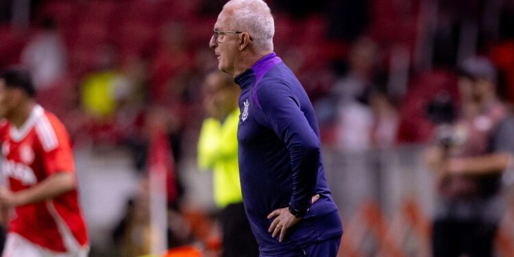 Dorival Jr, técnico do Corinthians, reclama da arbitragem novamente.