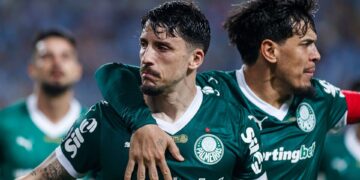 Gustavo Gómez e Piquerez em jogo do Palmeiras
