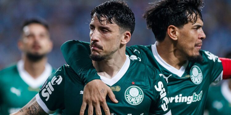 Gustavo Gómez e Piquerez em jogo do Palmeiras