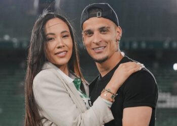 Mulher de Antony Santos prova que amor adolescente pode atravessar décadas