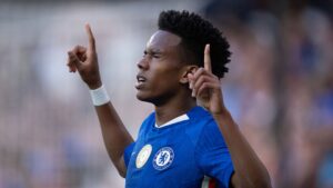 Estevão comemorando gol pelo Chelsea