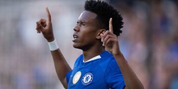 Estevão comemorando gol pelo Chelsea