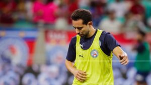 Everton Ribeiro se aquecendo para jogo diante do Flamengo