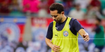 Everton Ribeiro se aquecendo para jogo diante do Flamengo
